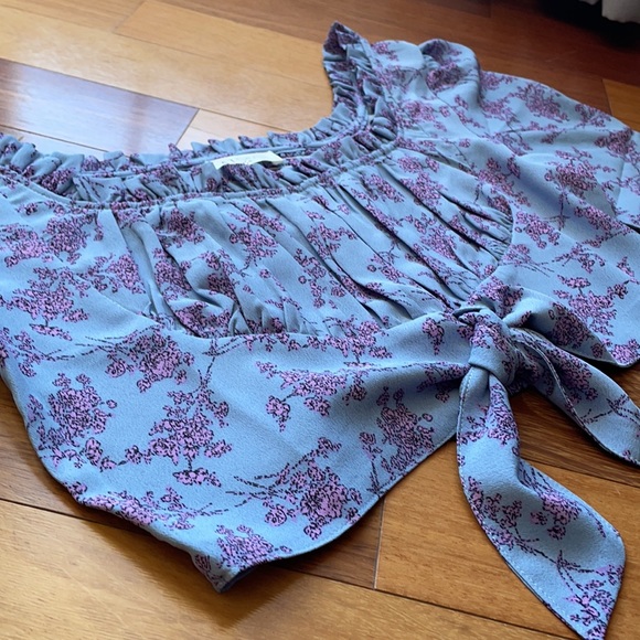 NWT Boutique 1861 Blue and Lilac Floral Crop Top w Tie Detail, size Medium - Picture 7 of 13